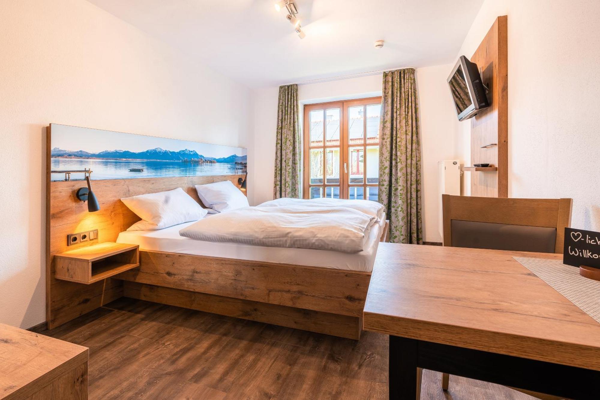 Gaeste- Und Apartmenthaus Wiesholler Chieming Exterior foto