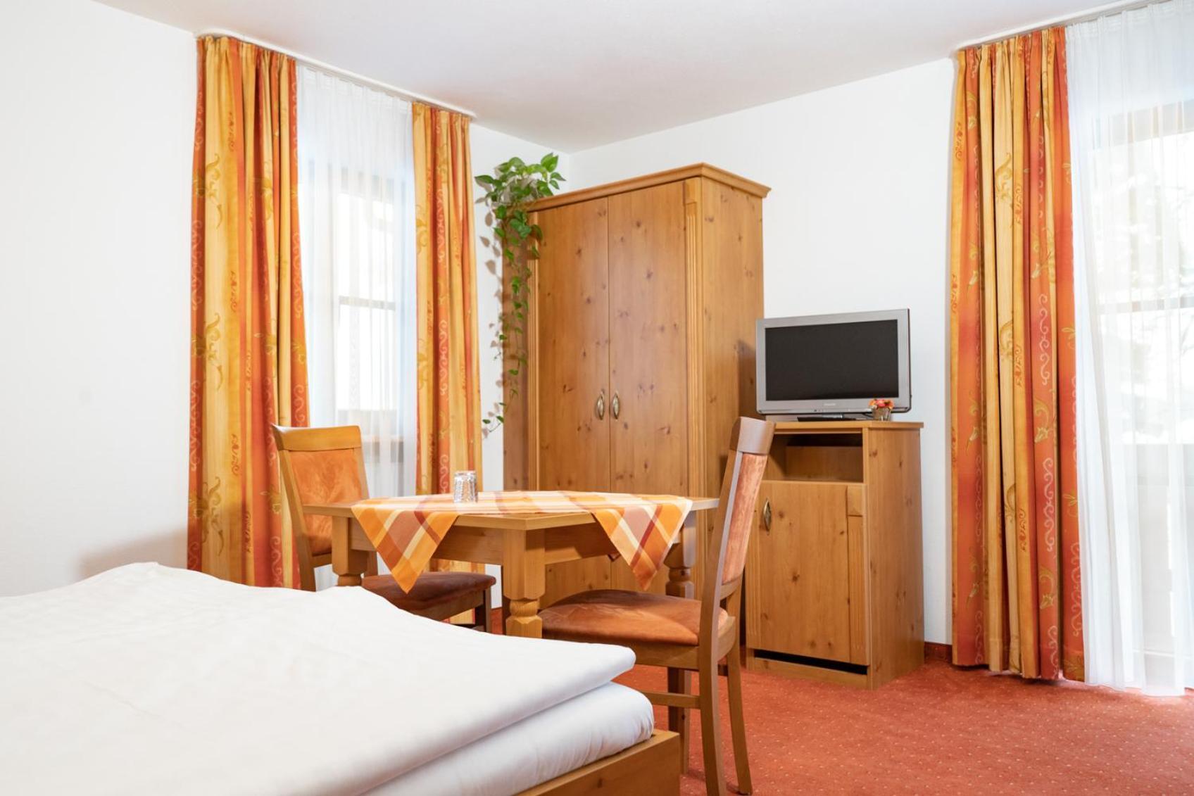 Gaeste- Und Apartmenthaus Wiesholler Chieming Exterior foto