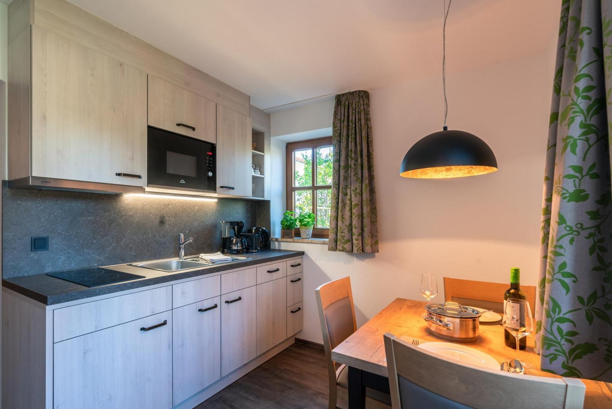 Gaeste- Und Apartmenthaus Wiesholler Chieming Exterior foto