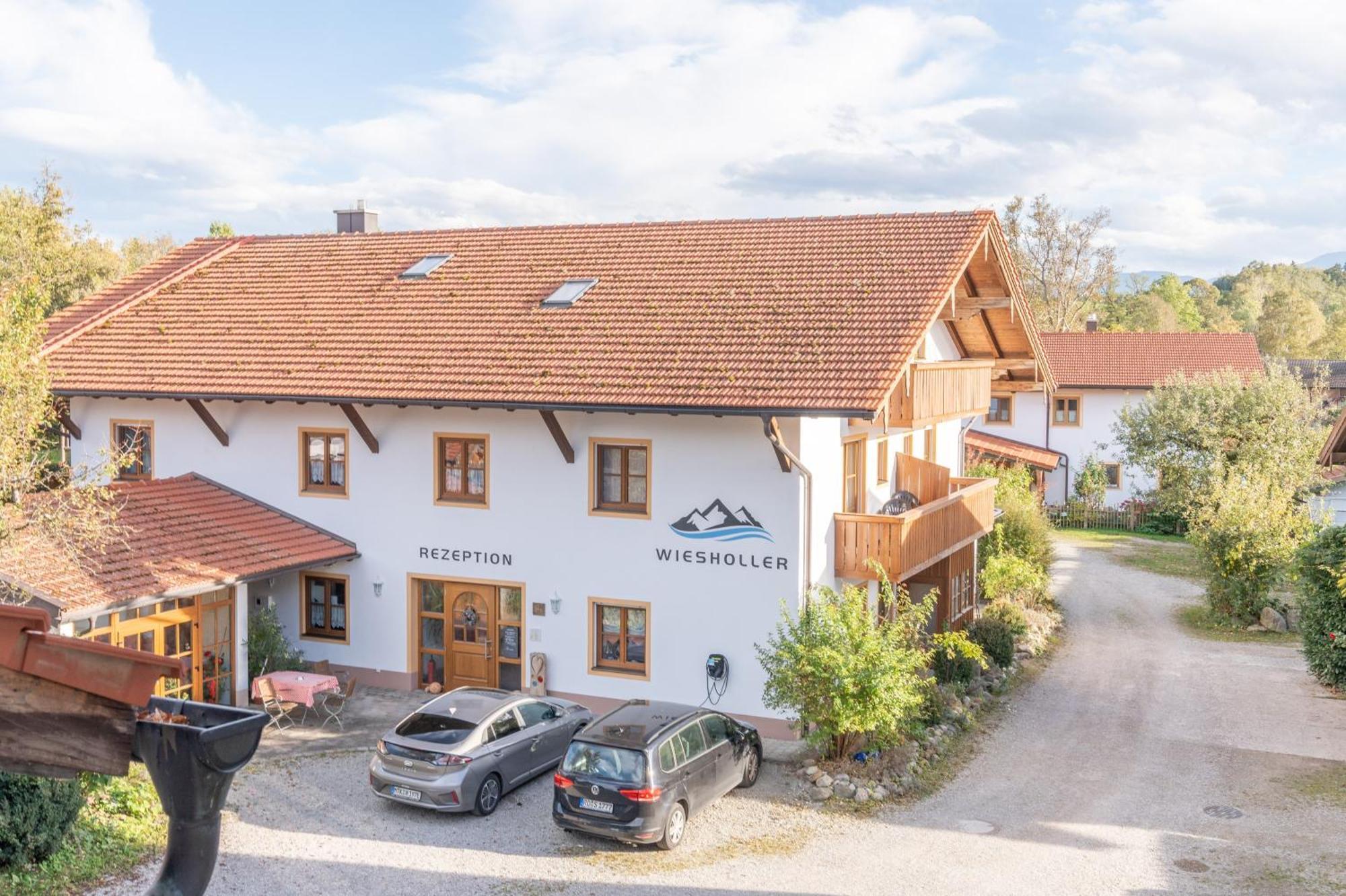 Gaeste- Und Apartmenthaus Wiesholler Chieming Exterior foto